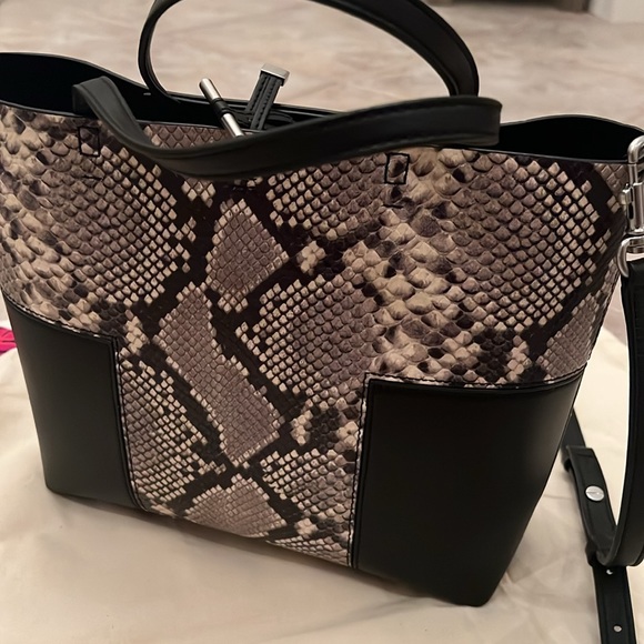 ❤️👜TORY BURCH❤️👜 Block-T Embossed Mini Tote - Picture 10 of 14